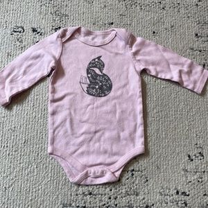 Yoga Sprout baby girls size 6-9 months long sleeve Onesie pink gray fox